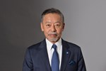 Chủ tịch và CEO Atsushi Horiba của Tập đoàn HORIBA nhận Huân chương Mặt trời mọc hạng Ba.